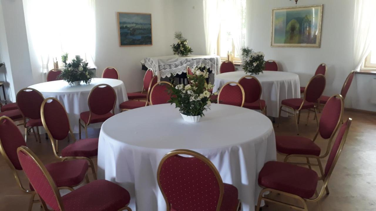 Dwor Strzyzew Bed & Breakfast Zelazowa Wola Bagian luar foto