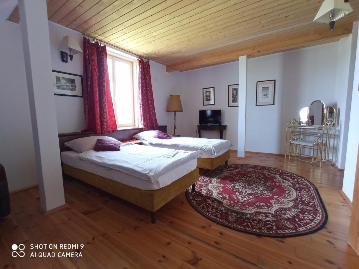 Dwor Strzyzew Bed & Breakfast Zelazowa Wola Bagian luar foto