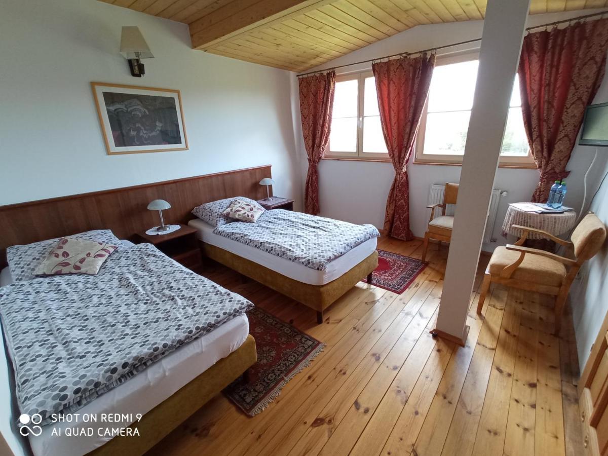 Dwor Strzyzew Bed & Breakfast Zelazowa Wola Bagian luar foto