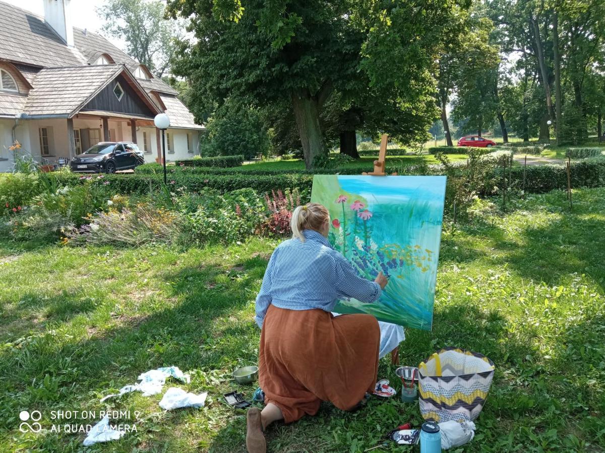 Dwor Strzyzew Bed & Breakfast Zelazowa Wola Bagian luar foto