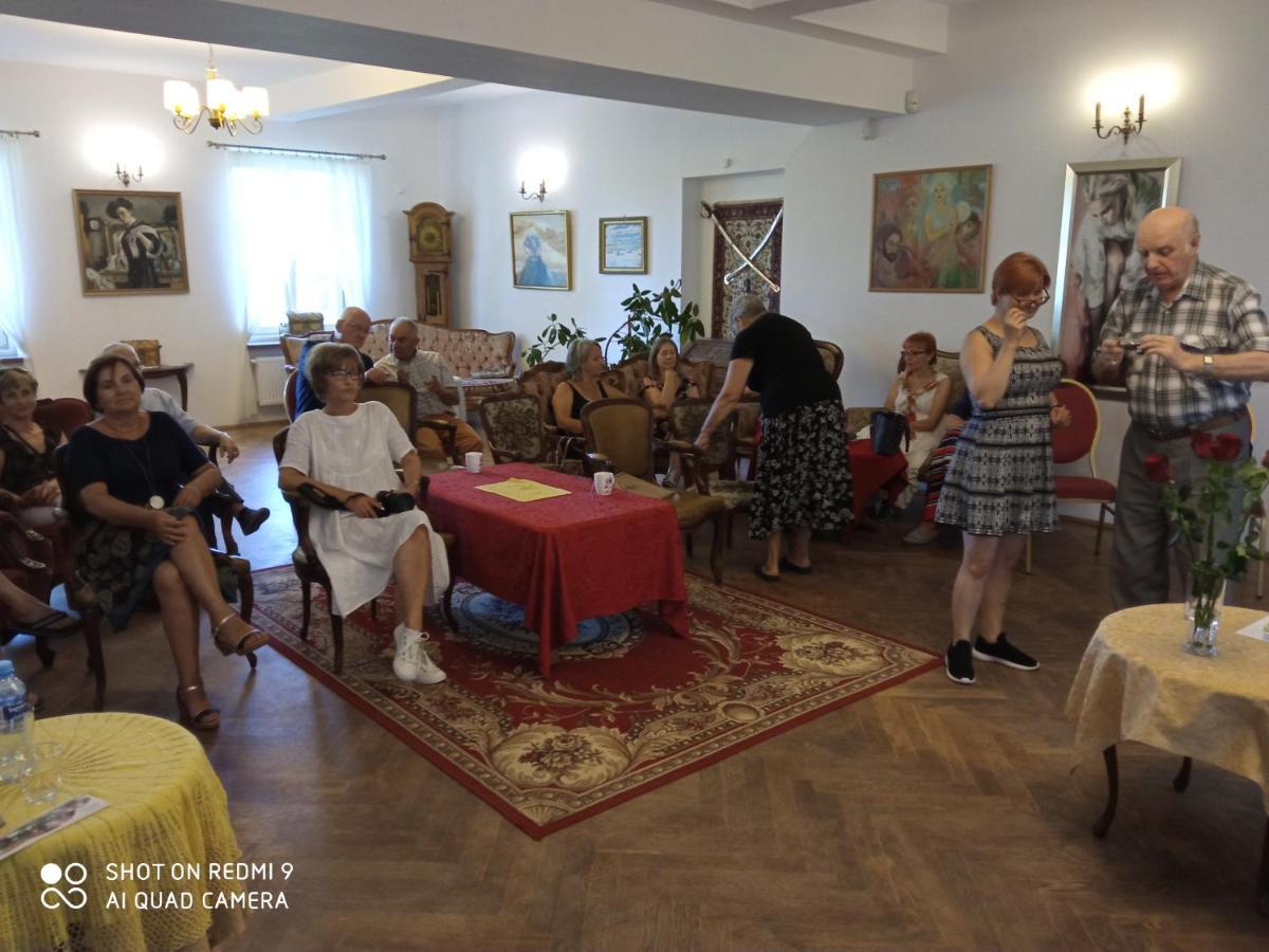 Dwor Strzyzew Bed & Breakfast Zelazowa Wola Bagian luar foto