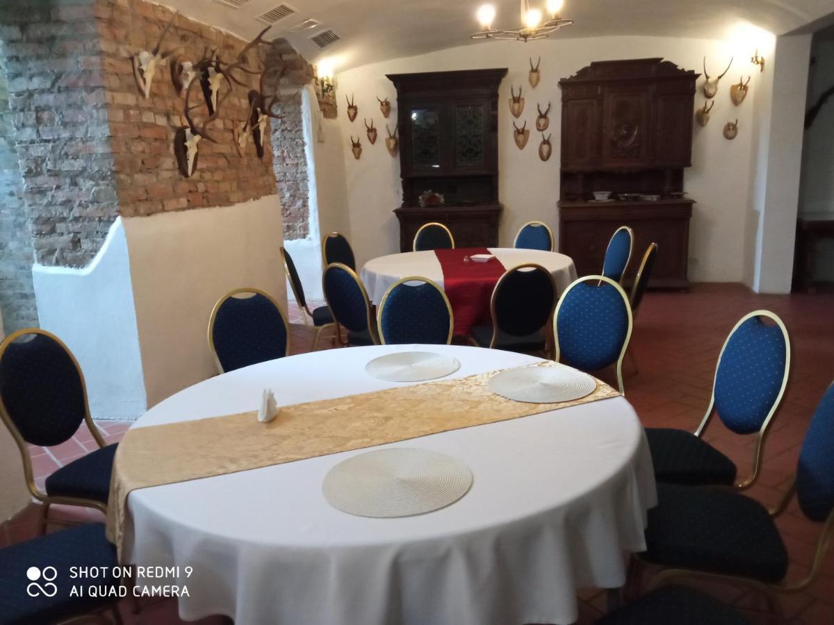 Dwor Strzyzew Bed & Breakfast Zelazowa Wola Bagian luar foto