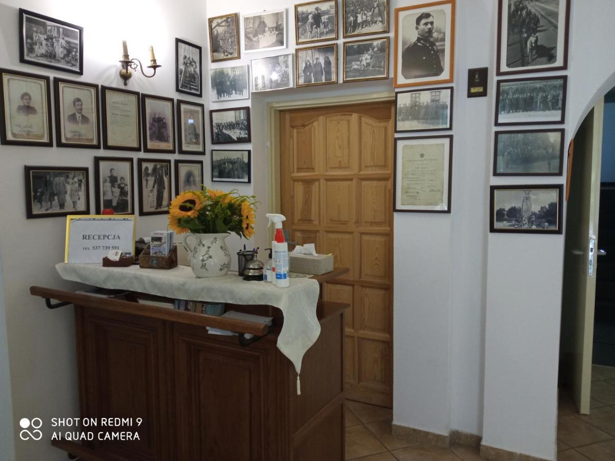 Dwor Strzyzew Bed & Breakfast Zelazowa Wola Bagian luar foto