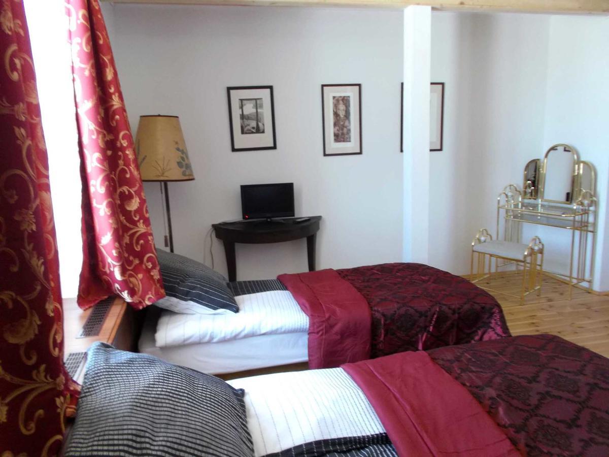Dwor Strzyzew Bed & Breakfast Zelazowa Wola Bagian luar foto