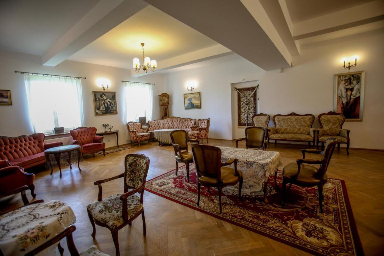 Dwor Strzyzew Bed & Breakfast Zelazowa Wola Bagian luar foto