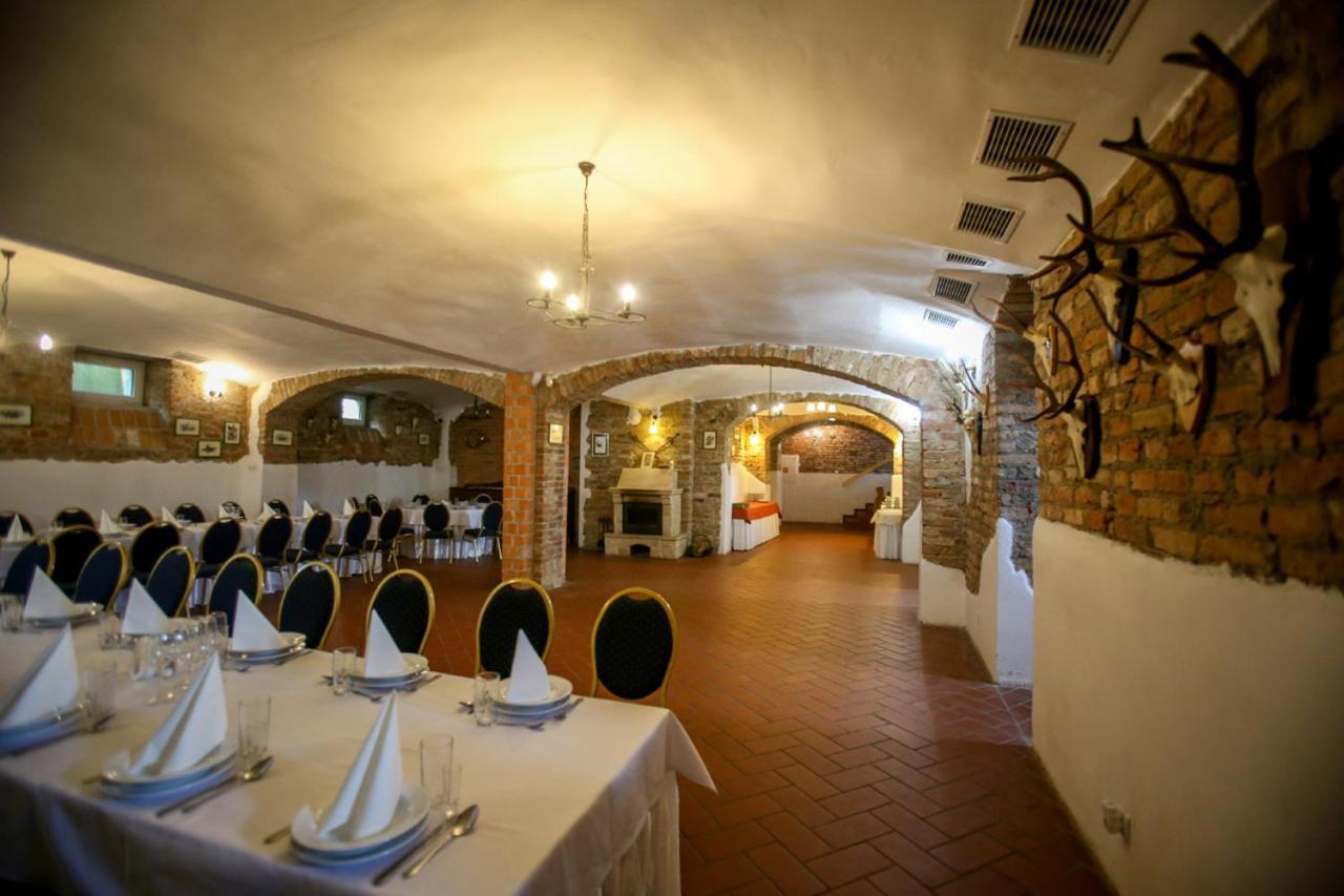 Dwor Strzyzew Bed & Breakfast Zelazowa Wola Bagian luar foto