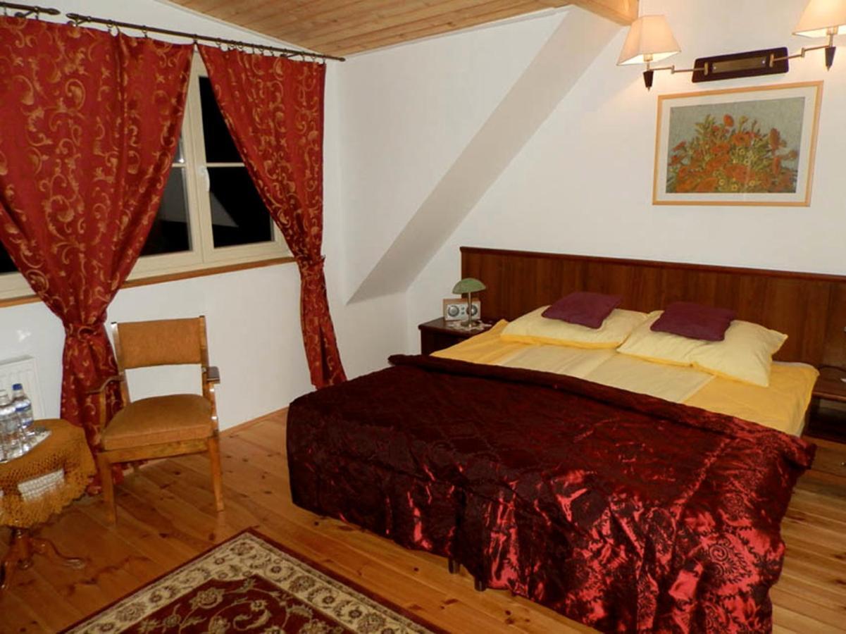 Dwor Strzyzew Bed & Breakfast Zelazowa Wola Bagian luar foto