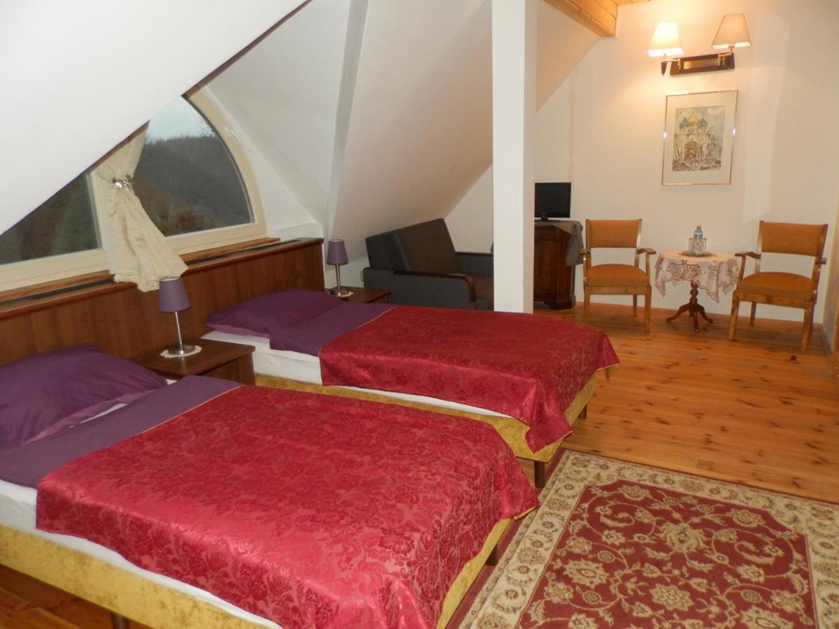Dwor Strzyzew Bed & Breakfast Zelazowa Wola Bagian luar foto